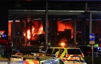 بالصور.. إندلاع حريق ضخم في مطار لوتون البريطاني