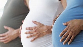 وضع الحوامل مكياج يحتوى على فيتامين«A» يسبب تشوهات للجنين.. إعرف التفاصيل