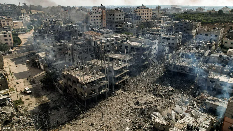 قصف إسرائيلي مكثف على محيط مستشفى الشفاء في غزة قصف إسرائيلي مكثف على محيط مستشفى الشفاء في غزة