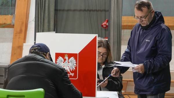 بولندا تفتح مراكز الاقتراع للانتخابات التشريعية في بولندا بولندا تفتح مراكز الاقتراع للانتخابات التشريعية في بولندا