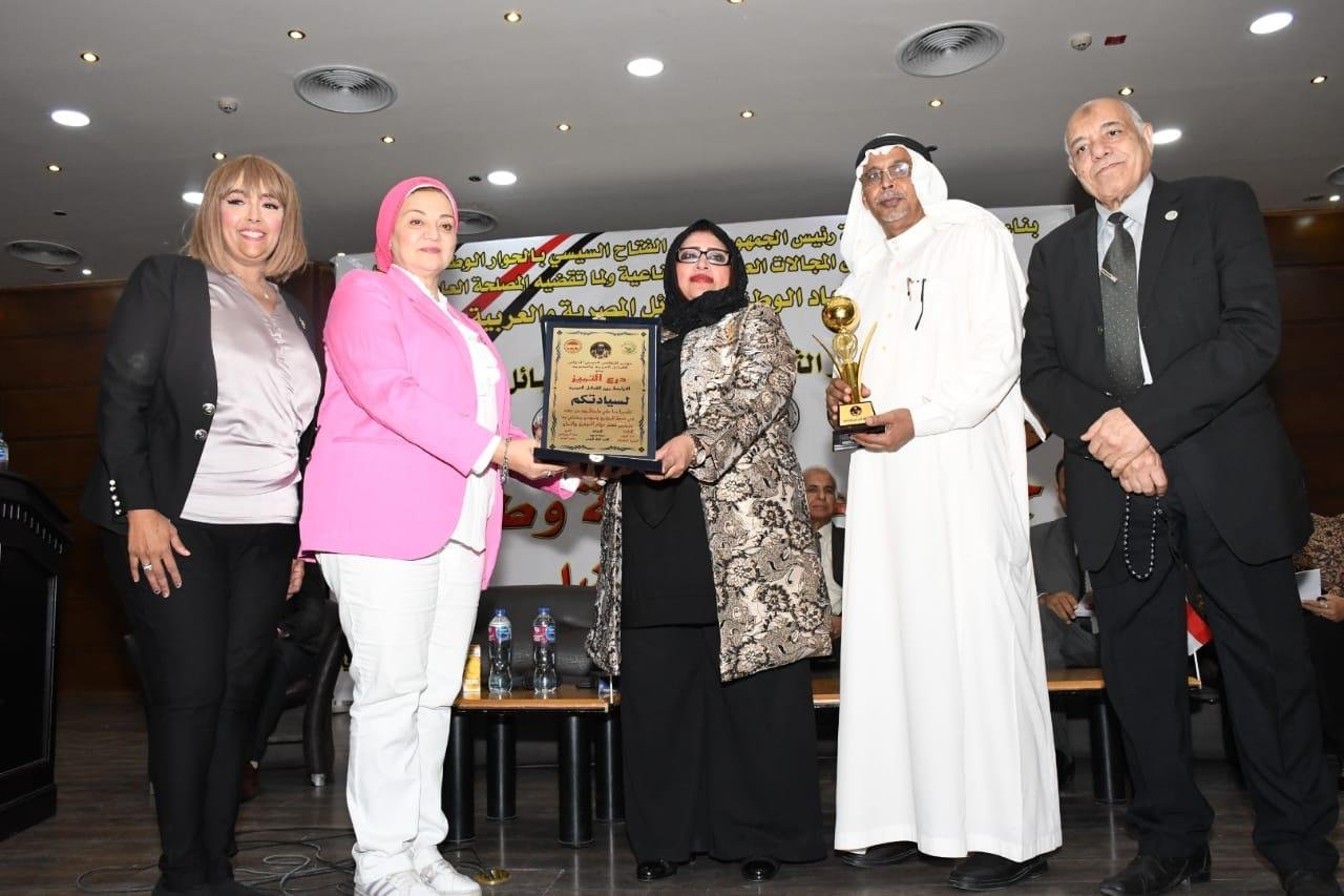 المؤتمر الثقافي العربي الدولي الأول للقبائل بالقاهره يمنح الإعلامية هناء العصفور درع التميز المؤتمر الثقافي العربي الدولي الأول للقبائل بالقاهره يمنح الإعلامية هناء العصفور درع التميز