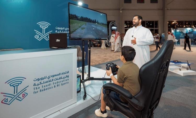 التحليق افتراضياً والرياضات اللاسلكية يجذبان زوار معرض الصقور والصيد السعودي الدولي التحليق افتراضياً والرياضات اللاسلكية يجذبان زوار معرض الصقور والصيد السعودي الدولي