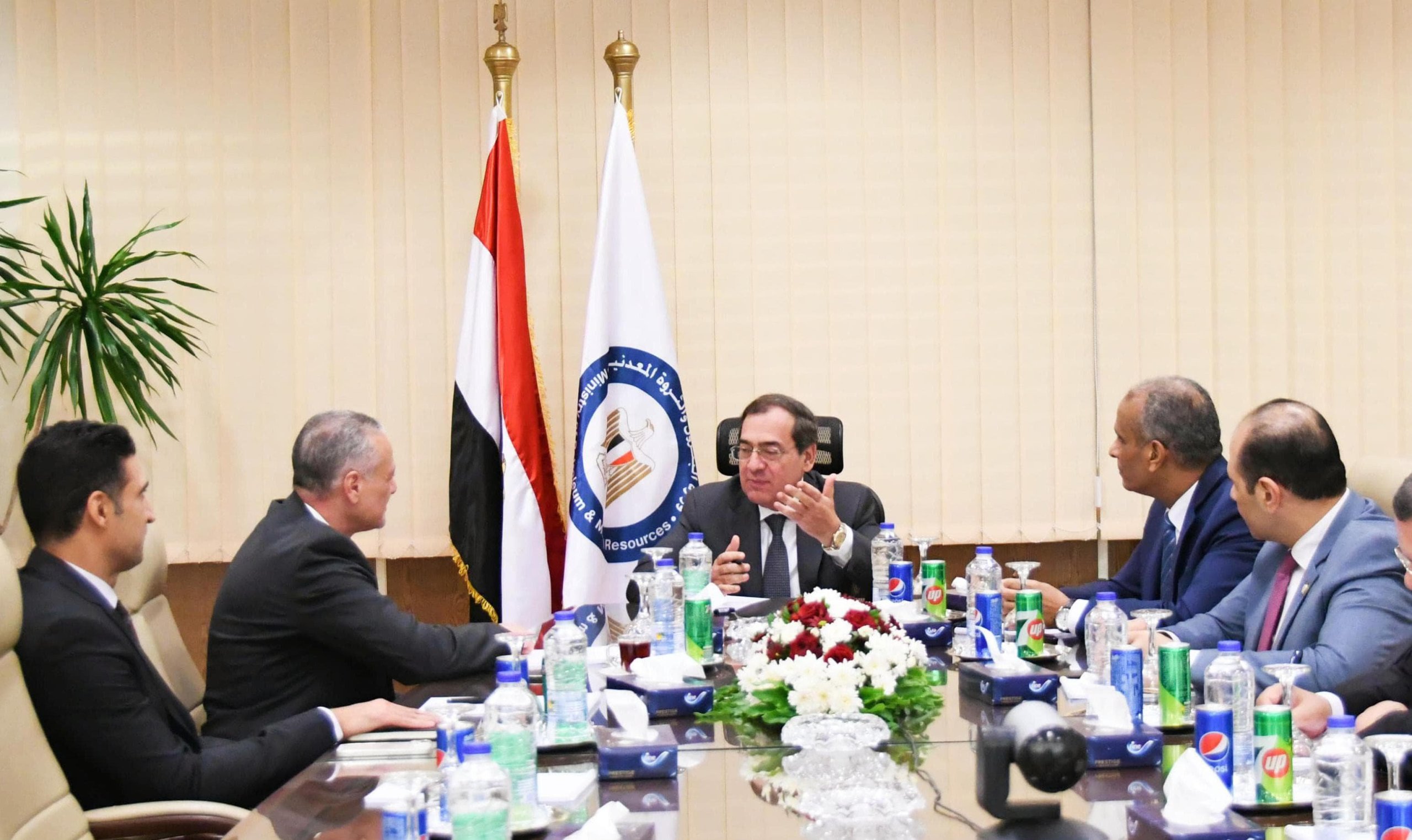 الملا يبحث مع هنى ويل العالمية مشروعات الطاقة الخضراء التى ينفذها قطاع البترول حالياً وترغب الشركة فى المشاركة بها وعلى رأسها مشروع انتاج وقود الطائرات المستدام الملا يبحث مع هنى ويل العالمية مشروعات الطاقة الخضراء التى ينفذها قطاع البترول حالياً وترغب الشركة فى المشاركة بها وعلى رأسها مشروع انتاج وقود الطائرات المستدام