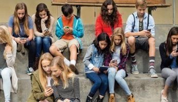 الإفراط فى استخدام وسائل التواصل الاجتماعى يؤثر سلبًا على عقل الطلاب.. إعرف التفاصيل