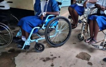 آلام شديدة تشل الرُكبة.. مرض غامض يصيب طالبات في كينيا