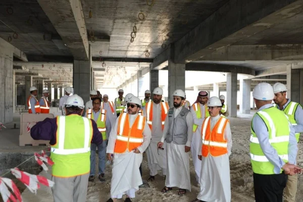 رئيس جامعة الخليج العربي ووفد الصندوق السعودي للتنمية يزوران مشروع مدينة الملك عبد الله بن عبد العزيز الطبية " رئيس جامعة الخليج العربي ووفد الصندوق السعودي للتنمية يزوران مشروع مدينة الملك عبد الله بن عبد العزيز الطبية "