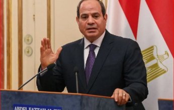 الرئيس المصري يحيي شهداء الوطن بالوقوف إجلالا لأرواحهم