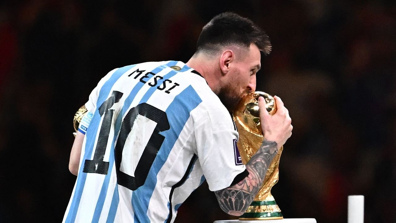 مجموعة قمصان ميسي في كأس العالم 2022 تتوقع أن تحقق رقماً قياسياً في المزاد مجموعة قمصان ميسي في كأس العالم 2022 تتوقع أن تحقق رقماً قياسياً في المزاد