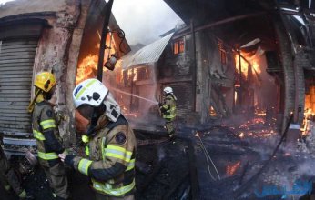 فرق الإطفاء تنجح في إنقاذ نحو 50 شخصًا من حريق مركز تجاري في باكستان