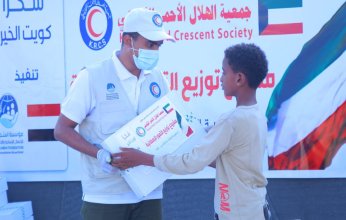 الهلال الأحمر الكويتي يبدأ توزيع الدقيق علي النازحين الفلسطينيين في غزة
