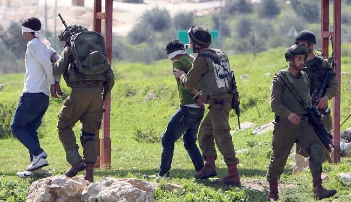 قوات الاحتلال تعتقل 50 فلسطينياً: حملة اعتقالات واسعة في الضفة الغربية قوات الاحتلال تعتقل 50 فلسطينياً: حملة اعتقالات واسعة في الضفة الغربية