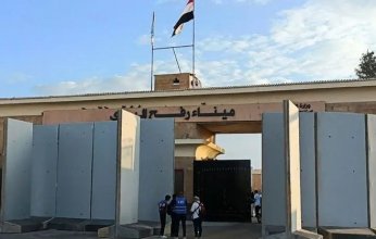 معبر رفح.. وصول 400 من مزدوجي الجنسية و20 سيارة إسعاف تستعد لنقل جرحى فلسطينيين