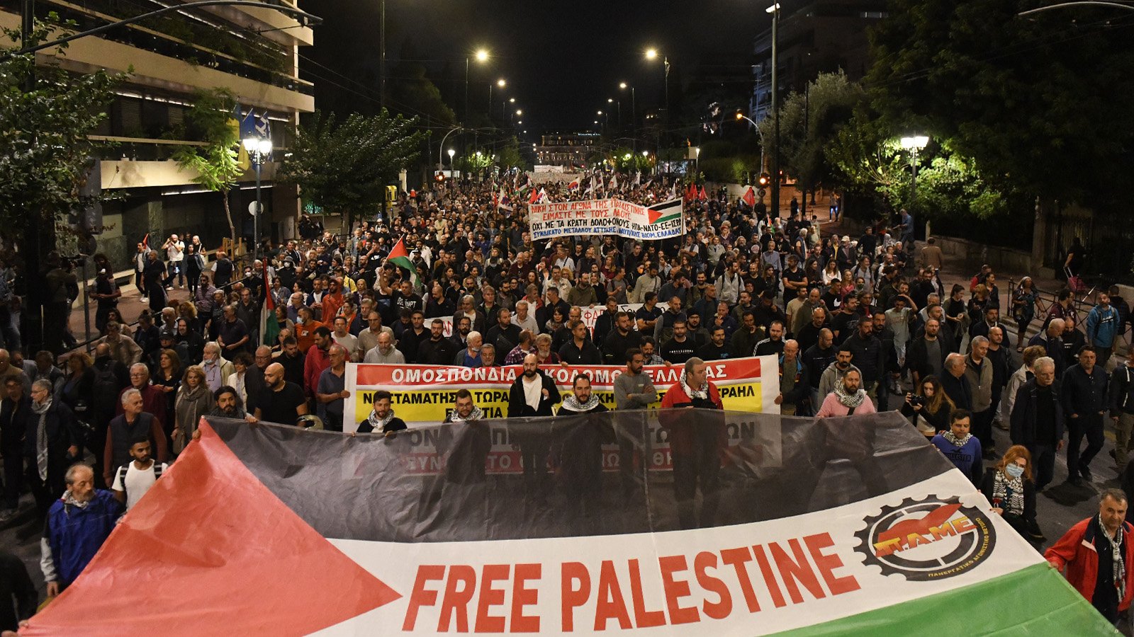 مظاهرات ضخمة في أثينا: صوت الشارع اليوناني يرفع شعار 'الحرية لفلسطين' مظاهرات ضخمة في أثينا: صوت الشارع اليوناني يرفع شعار 'الحرية لفلسطين'