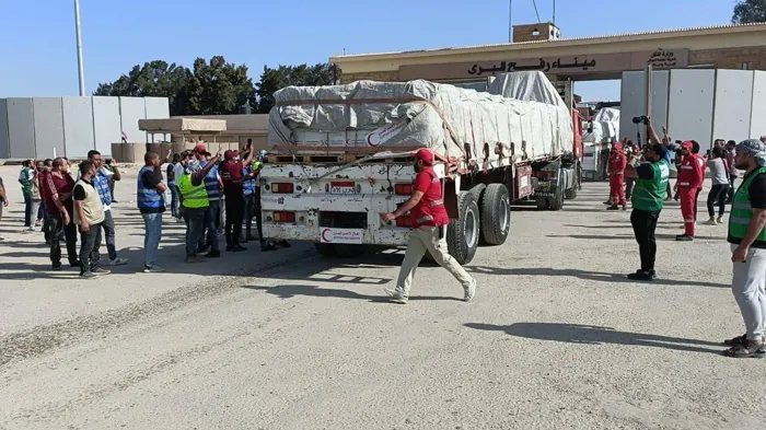 تألق الدبلوماسية المصرية: بدء الهدنة الإنسانية يرافقها دخول 200 شاحنة إغاثية إلى غزة تألق الدبلوماسية المصرية: بدء الهدنة الإنسانية يرافقها دخول 200 شاحنة إغاثية إلى غزة