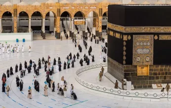 السعودية تطالب المعتمرين والزائرين بعدم رفع شعارات وأعلام خلال أداء العمرة