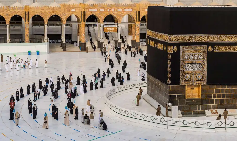 السعودية تطالب المعتمرين والزائرين بعدم رفع شعارات وأعلام خلال أداء العمرة السعودية تطالب المعتمرين والزائرين بعدم رفع شعارات وأعلام خلال أداء العمرة