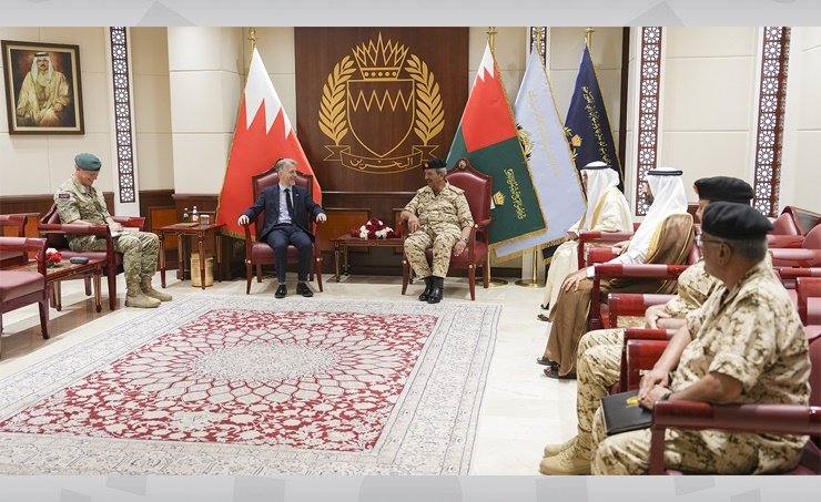 القائد العام لقوة دفاع البحرين يلتقي سفير المملكة المتحدة الجديد القائد العام لقوة دفاع البحرين يلتقي سفير المملكة المتحدة الجديد