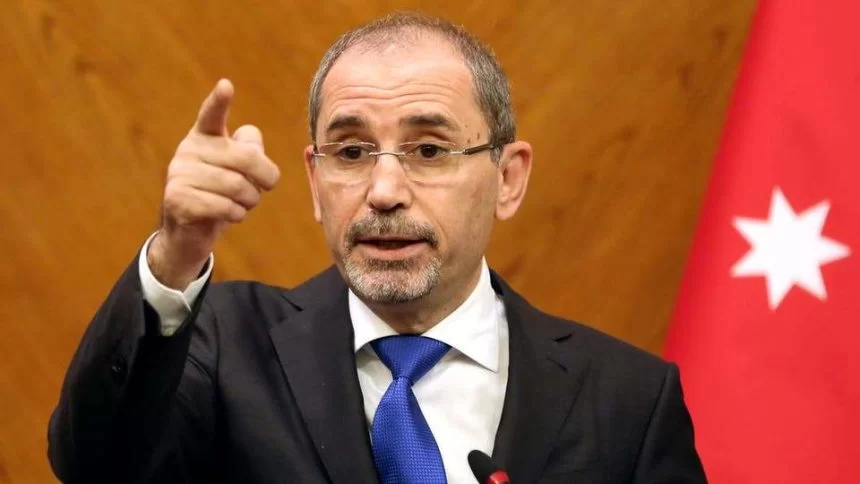 الصفدي: إسرائيل تستخدم المدنيين كأهداف بشرية والمساعدات لقطاع غزة غير كافية الصفدي: إسرائيل تستخدم المدنيين كأهداف بشرية والمساعدات لقطاع غزة غير كافية