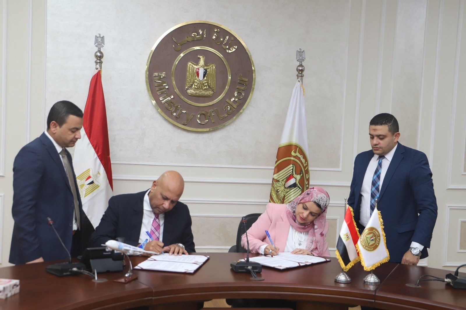 توقيع برتوكول تعاون بين وزارة العمل ومصر للطيران توقيع برتوكول تعاون بين وزارة العمل ومصر للطيران