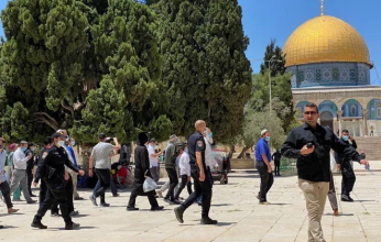 الاحتلال يمنع الفلسطينيين من دخول الأقصى ويسمح للمستوطنين باقتحامه