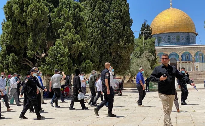الاحتلال يمنع الفلسطينيين من دخول الأقصى ويسمح للمستوطنين باقتحامه الاحتلال يمنع الفلسطينيين من دخول الأقصى ويسمح للمستوطنين باقتحامه