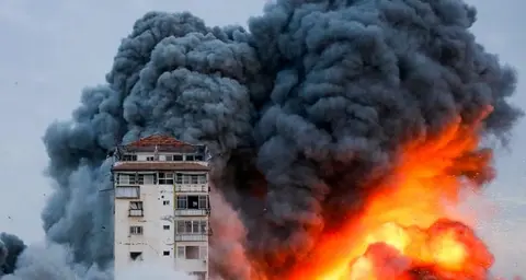 غزة: جيش الاحتلال يطلب إجلاء المزيد من السكان واخلاء المستشفيات غزة: جيش الاحتلال يطلب إجلاء المزيد من السكان واخلاء المستشفيات
