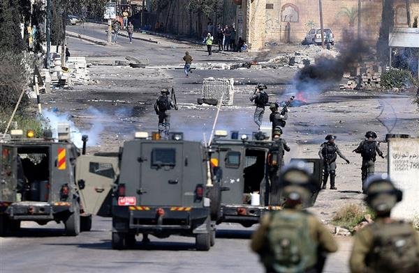 عمليات اعتقال وتدمير في الجلزون: قوات الاحتلال تثير التوتر في رام الله عمليات اعتقال وتدمير في الجلزون: قوات الاحتلال تثير التوتر في رام الله