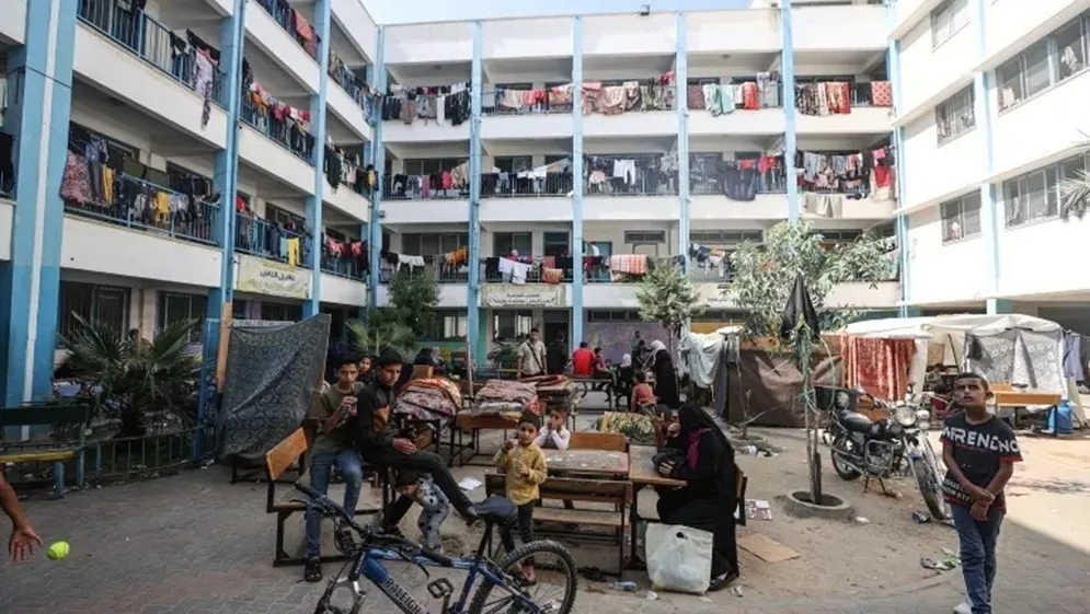 أزمة النازحين تتفاقم في غزة: 830 ألف شخص يبحثون عن مأوى في 154 منشأة للأونروا أزمة النازحين تتفاقم في غزة: 830 ألف شخص يبحثون عن مأوى في 154 منشأة للأونروا