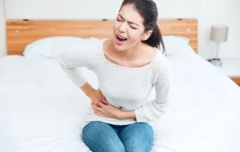 ألم السرة عند النساء: الأسباب والعلاجات