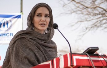 أنجلينا جولي تعبر عن تضامنها مع الفلسطينيين ووالدها ينتقدها