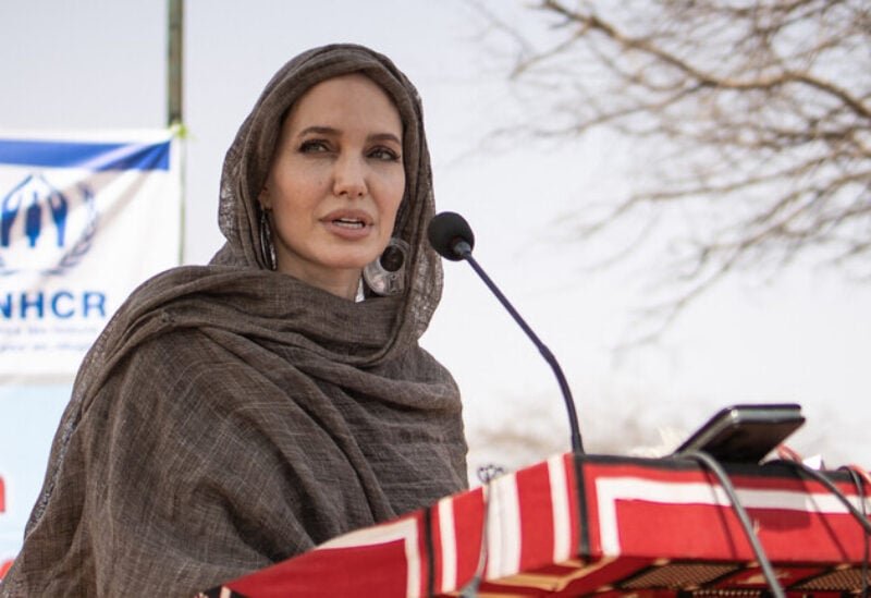 أنجلينا جولي تعبر عن تضامنها مع الفلسطينيين ووالدها ينتقدها أنجلينا جولي تعبر عن تضامنها مع الفلسطينيين ووالدها ينتقدها