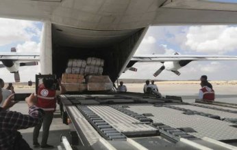 من الشرق للغرب: مساعدات دولية لغزة تتوافد على مطار العريش