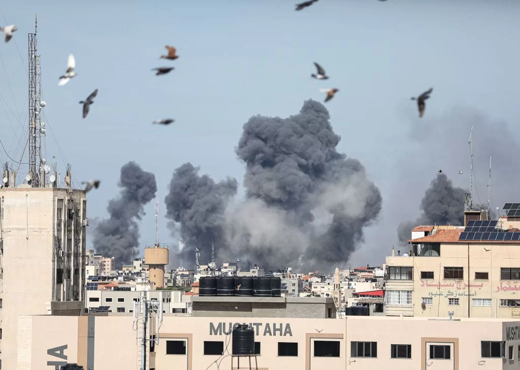 غزة تحت النيران: طائرات الاحتلال تشن هجمات مدمرة تاركة العديد من الضحايا غزة تحت النيران: طائرات الاحتلال تشن هجمات مدمرة تاركة العديد من الضحايا