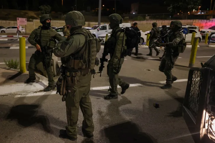 اعتقالات واعتداء بالضرب: الاحتلال الإسرائيلي يستهدف 17 فلسطينيًا بالاعتقال في الخليل اعتقالات واعتداء بالضرب: الاحتلال الإسرائيلي يستهدف 17 فلسطينيًا بالاعتقال في الخليل