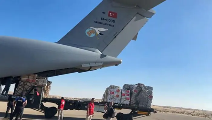 المساعدات تحلق إلى غزة: العريش تشهد جسرًا جديدًا للأمل المساعدات تحلق إلى غزة: العريش تشهد جسرًا جديدًا للأمل