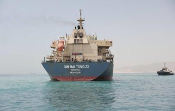 الإبلاغ عن دوي انفجارين ورؤية صواريخ قبالة اليمن