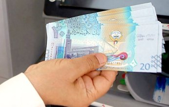 سعر الدينار الكويتي ينخفض أمام الدولار الأميركي ويرتفع مقابل اليورو