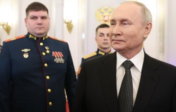 لماذا أعلن بوتين ترشحه لفترة رئاسية جديدة وسط المحاربين القدامي؟ (فيديو)