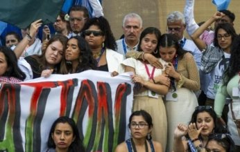 بـ«الدموع وأضعف الإيمان».. وقفة تضامنية مع غزة في مؤتمر المناخ بدبي