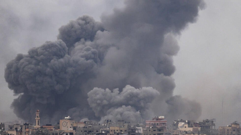 شاهد| معارك عنيفة في خان يونس.. والاحتلال يعري الأسرى الفلسطينيين شاهد| معارك عنيفة في خان يونس.. والاحتلال يعري الأسرى الفلسطينيين