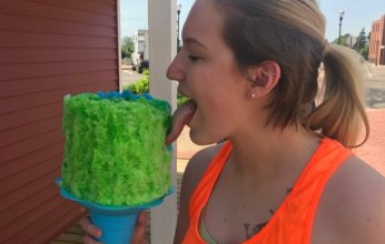 شاهد.. صراع نسائي على أطول لسان في العالم