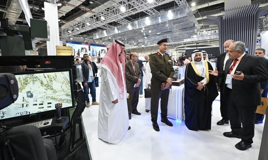  رئيس هيئة الصناعات الدفاعية السعودية خلال تفقده جناح الهيئة العربية للتصنيع ضمن فعاليات اليوم الثاني لمعرض إيدكس 2023. (الصفحة الرسمية للهيئة)