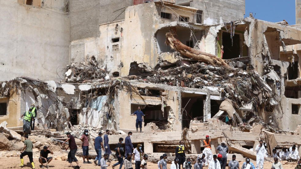آثار الدمار على أحد البنايات في مدينة درنة (شرق ليبيا) إثر العاصفة دانيال. (أرشيفية: أ ف ب)