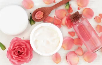 فوائد ماء الورد لصحة الشعر وطريقة تحضيره في المنزل