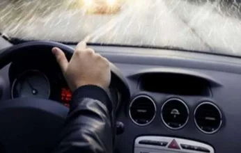 لقيادة آمنة.. ماذا تفعل أثناء هطول الأمطار؟