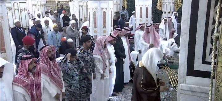 شاهد| صلاة الغائب على أمير الكويت الراحل من المسجد النبوي شاهد| صلاة الغائب على أمير الكويت الراحل من المسجد النبوي
