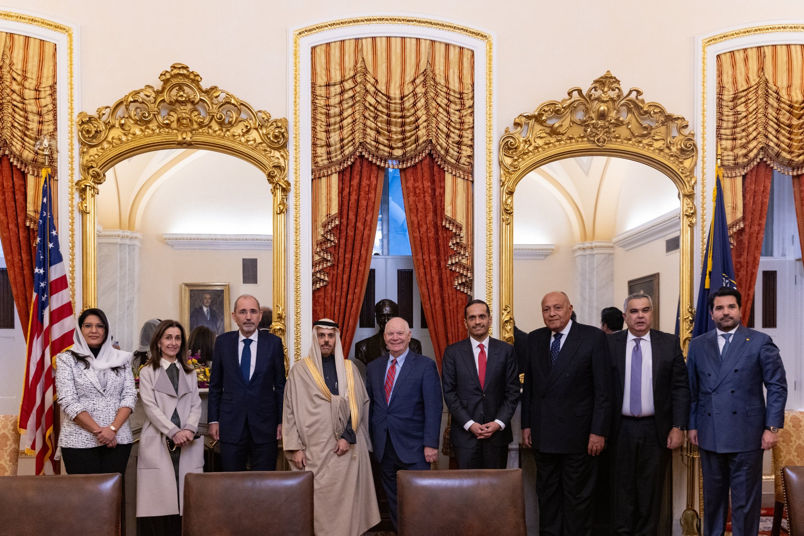 أعضاء اللجنة الوزارية العربية الإسلامية في لقاء مع رئيس لجنة العلاقات الخارجية في مجلس الشيوخ الأميركي بين كاردن وعدداً من أعضاء اللجنة في واشنطن أمس. (واس)
