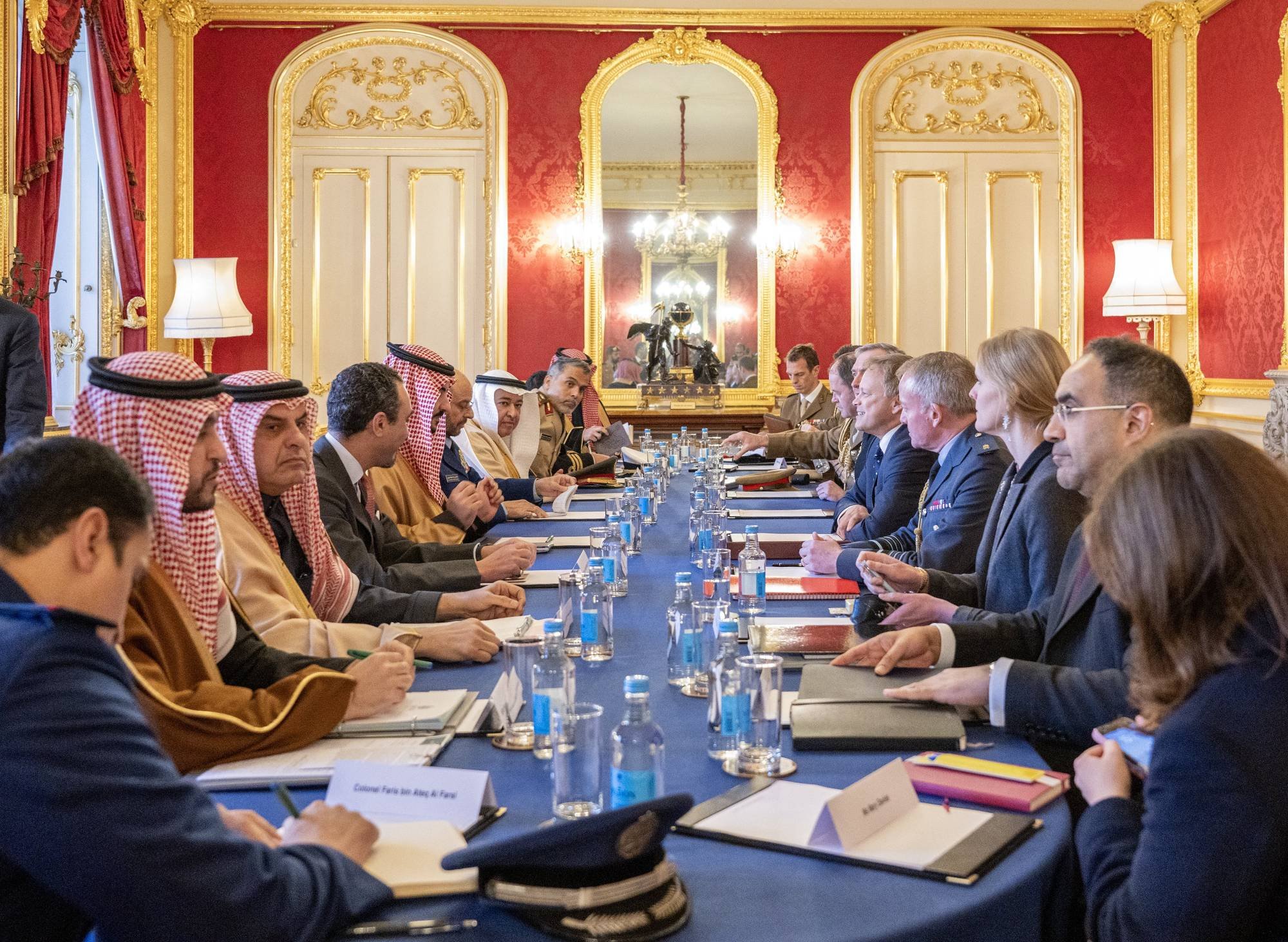 وزير الدفاع السعودي يلتقي سوناك وشابس.. مباحثات عسكرية بين الرياض ولندن وزير الدفاع السعودي يلتقي سوناك وشابس.. مباحثات عسكرية بين الرياض ولندن