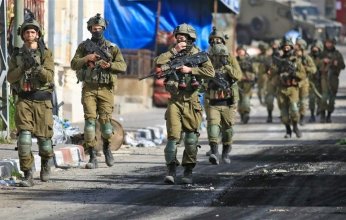 فيديو| الاحتلال يسطو على محلات صرافة في الضفة الغربية