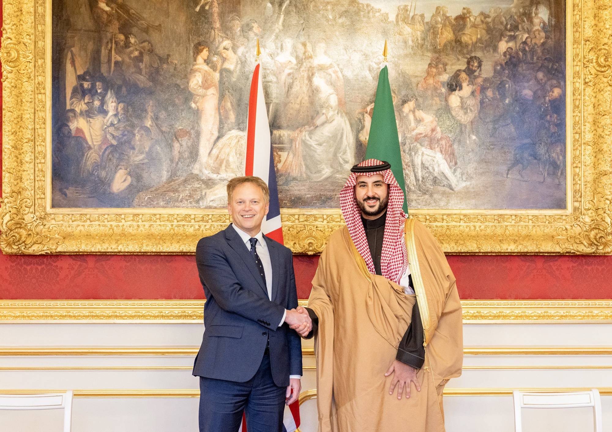 وزير الدفاع السعودي يلتقي سوناك وشابس.. مباحثات عسكرية بين الرياض ولندن 1 الأمير خالد بن سلمان والوزير غرانت شابس (واس)